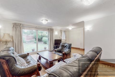 4 bedroom detached house to rent, The Avenue, Finchley Central, London, N3