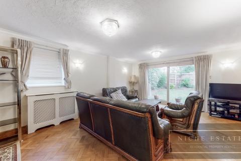 4 bedroom detached house to rent, The Avenue, Finchley Central, London, N3