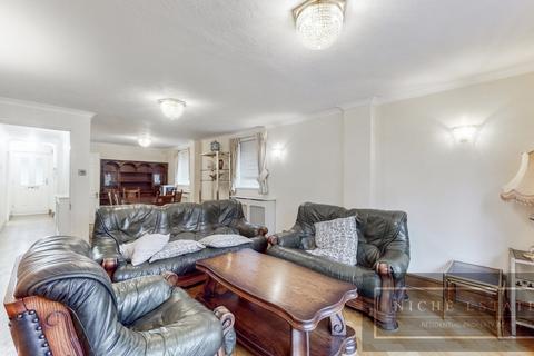 4 bedroom detached house to rent, The Avenue, Finchley Central, London, N3