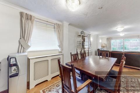 4 bedroom detached house to rent, The Avenue, Finchley Central, London, N3