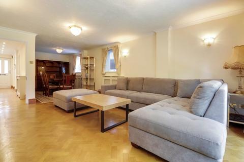 4 bedroom detached house to rent, The Avenue, Finchley Central, London, N3