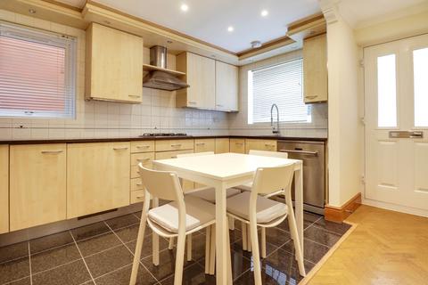 4 bedroom detached house to rent, The Avenue, Finchley Central, London, N3