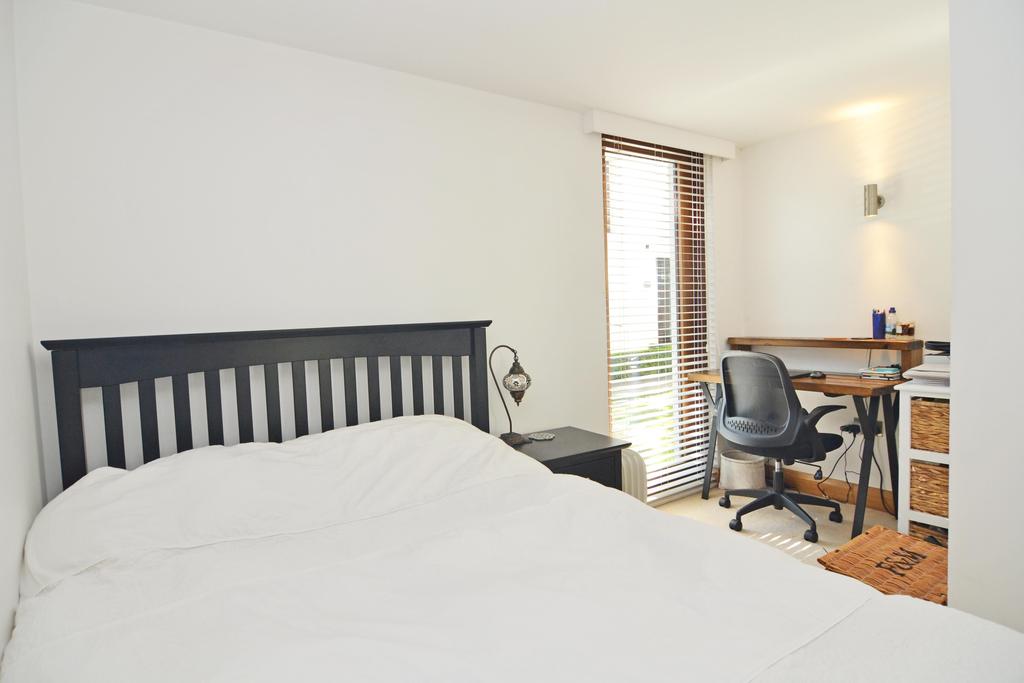 Rivermead Close, Teddington, Middlesex, TW11 1 bed apartment £1,195 pcm (£276 pw)