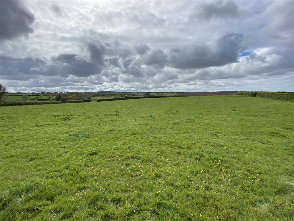 Llangyndeyrn, Kidwelly 3 bed property with land £349,000