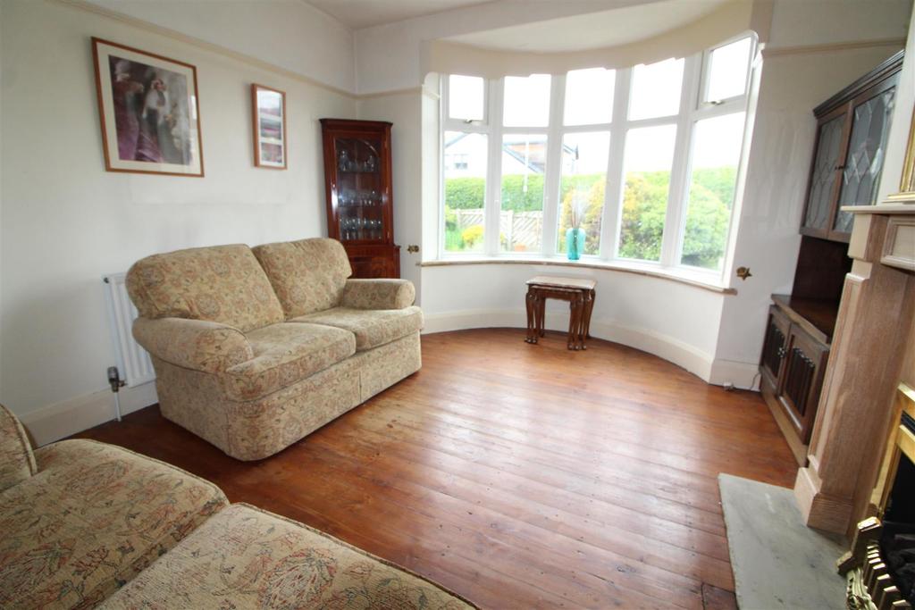Wakefield Road, Scissett, Huddersfield, HD8 9HR 3 bed detached house £250,000