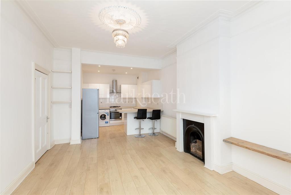 Finchley Road, Childs Hill NW2 3 bed flat £1,950 pcm (£450 pw)