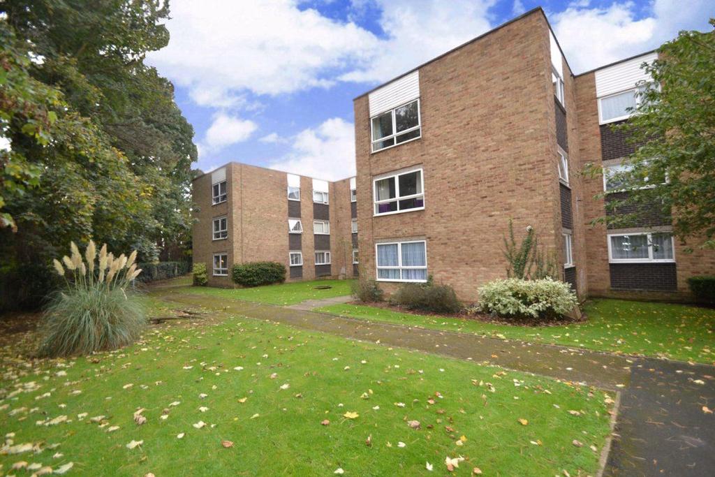 LAMPITS, HODDESDON 2 bed flat £1,075 pcm (£248 pw)