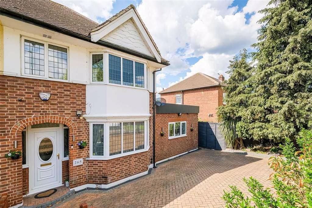 Waltham Way, Chingford 3 bed end of terrace house £580,000