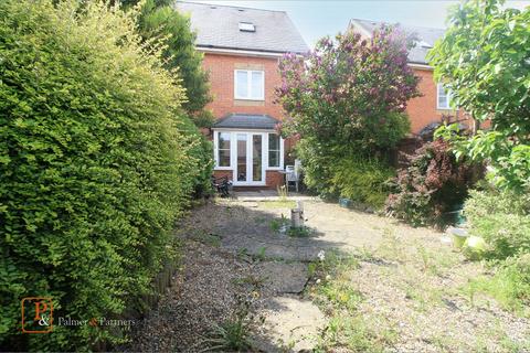 3 bedroom end of terrace house to rent, Hatcher Crescent, Colcheste, Essex, CO2