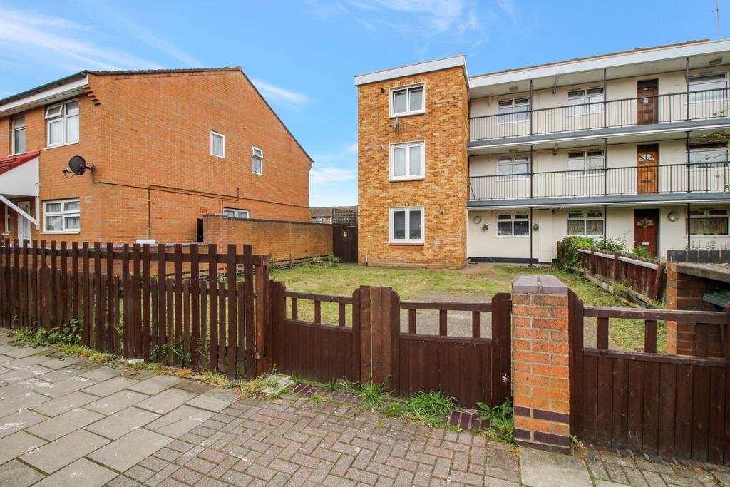 Avondale Court, Canning Town E16 2 bed flat £1,450 pcm (£335 pw)