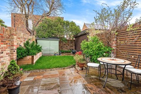 18 Camden Grove, Chislehurst, BR7 5BH
