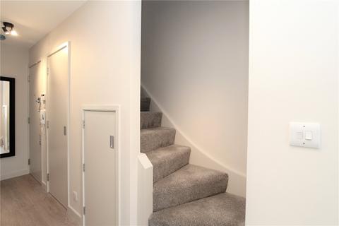 2 bedroom apartment to rent, Carlisle Avenue, London, W3