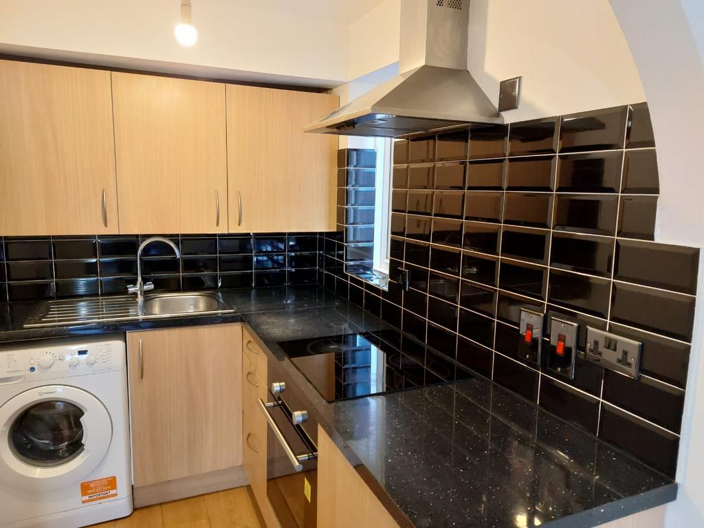Well presented ground floor studio
