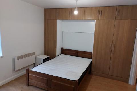 Studio to rent, LONDON W3