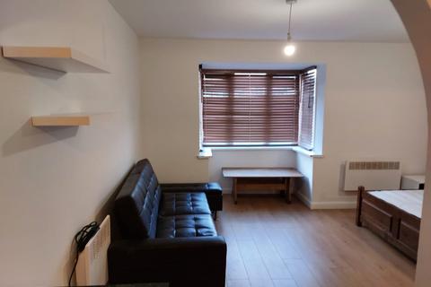 Studio to rent, LONDON W3