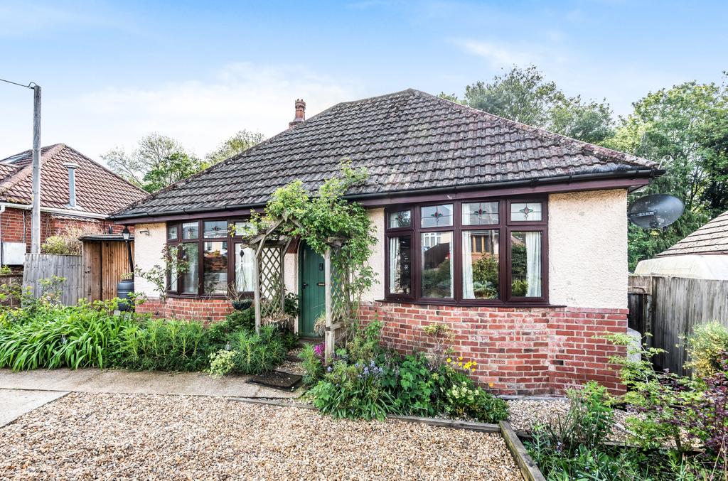 Upton Crescent, Nursling, Hampshire, SO16 2 bed bungalow £385,000