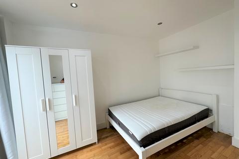 3 bedroom flat to rent, Hornsey Road, Finsbury Park, N19