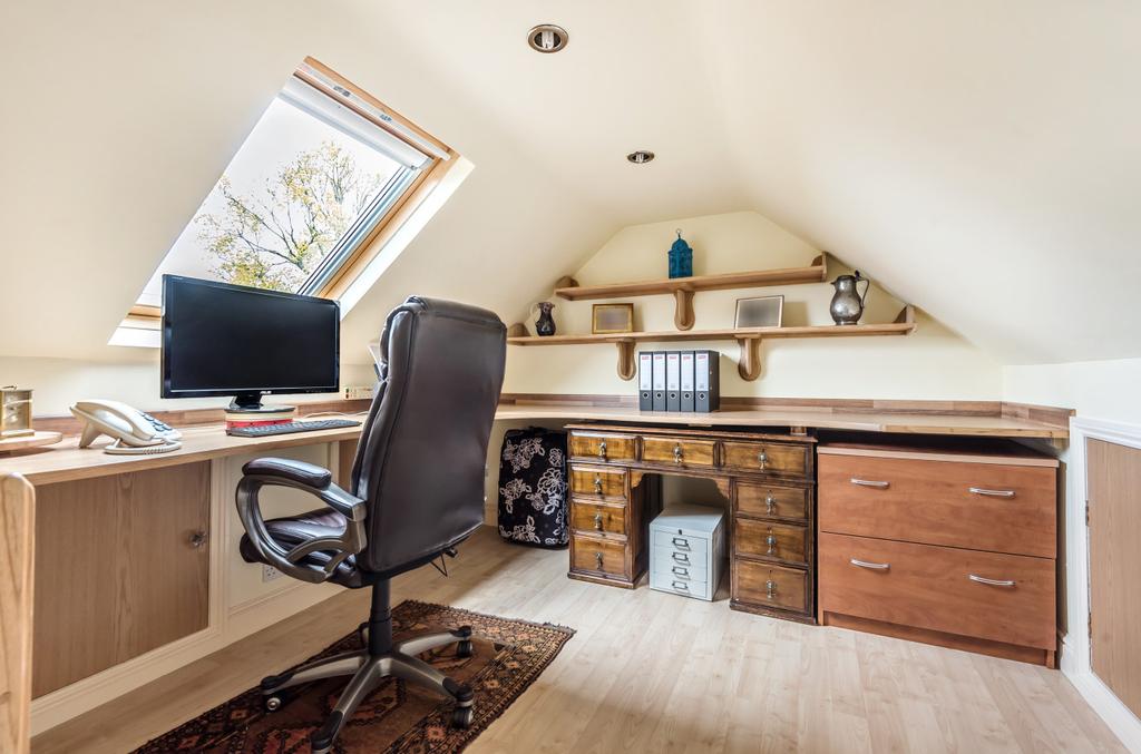 Attic Room/Home Office