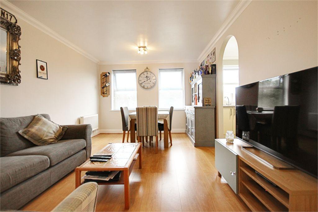 Templeton Court, Ingersoll Road... 1 bed flat £1,150 pcm (£265 pw)