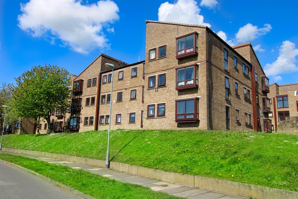 Springfield Court, Banksfield Avenue, Yeadon, Leeds, LS19 7XW 2 bed