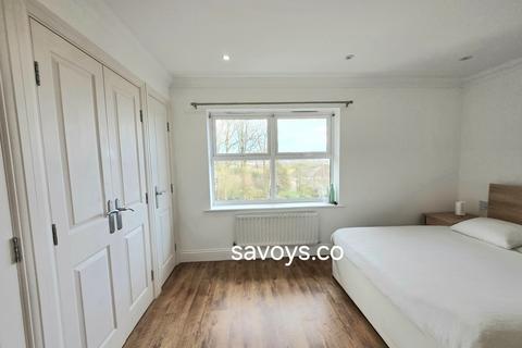 2 bedroom flat to rent, Summit Court, Moon Lane, Barnet