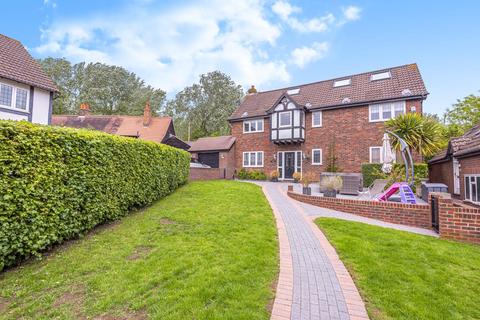 1 Draven Close, Bromley, BR2 7PN
