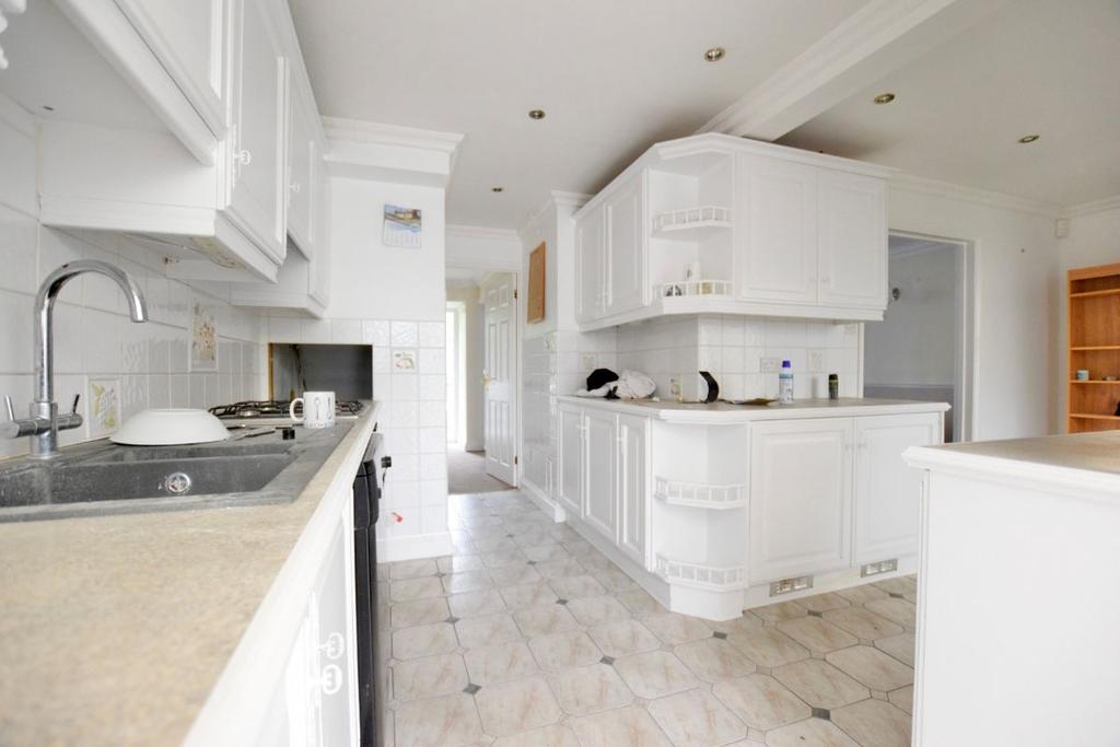 East Thorpe, Basildon 3 bed terraced house £1,400 pcm (£323 pw)
