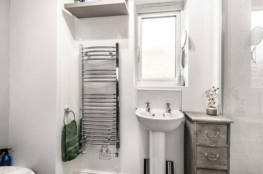 Ensuite to Bed 1