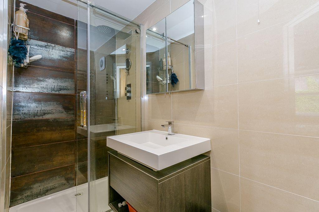Ensuite to Bed 1
