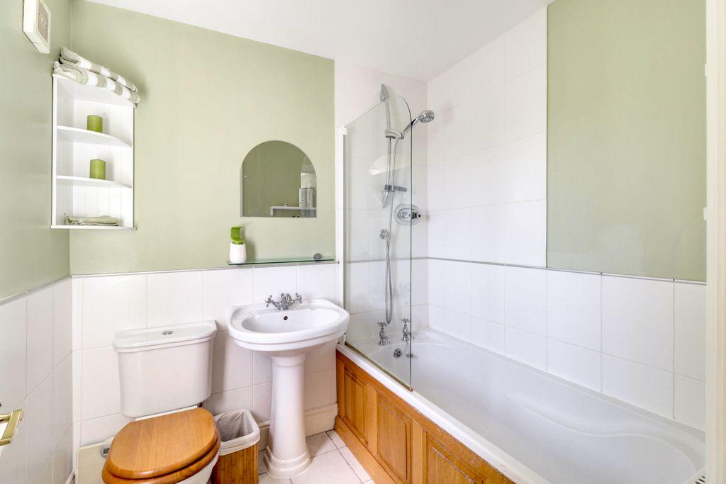 Ensuite to Bed 2