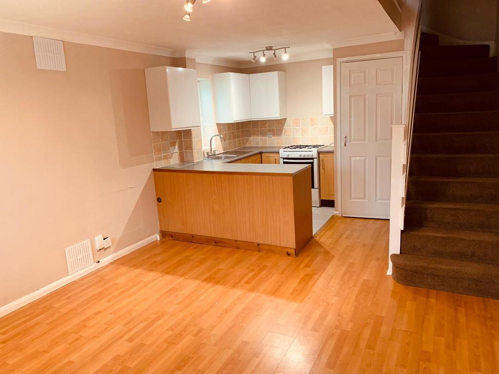 Penn Road, Datchet, Slough SL3 1 bed terraced house £950 pcm (£219 pw)