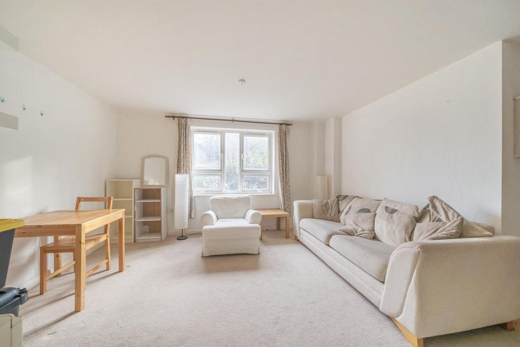 Seven Kings Way, Kingston upon Thames 1 bed flat for sale £285,000