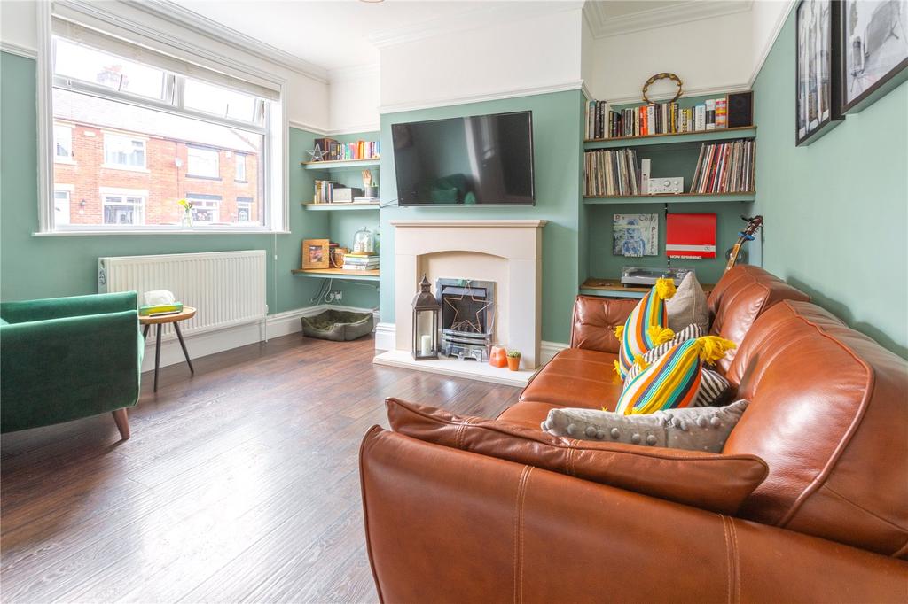 Prince Edward Avenue, Denton, Manchester, M34 2 bed terraced house £