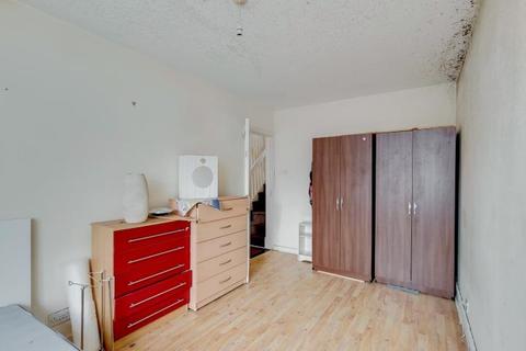 108 Solander Gardens, London, E1 0DF