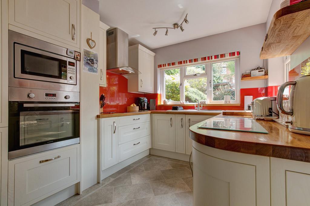 Jubilee Avenue, Headless Cross, Redditch B97 5HF 3 bed semidetached