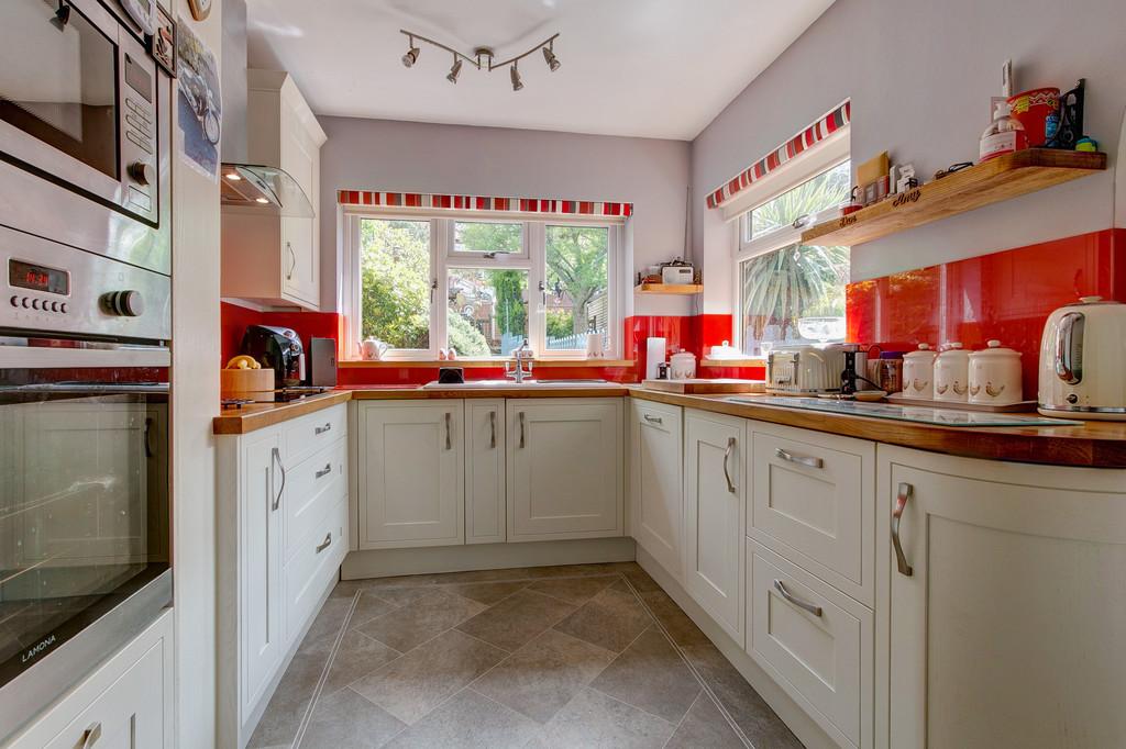 Jubilee Avenue, Headless Cross, Redditch B97 5HF 3 bed semidetached