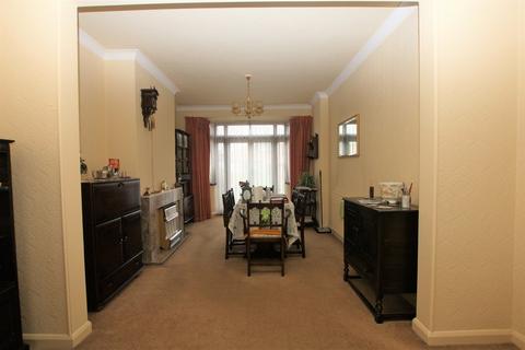 211 Manor Way, Mitcham, CR4 1EN