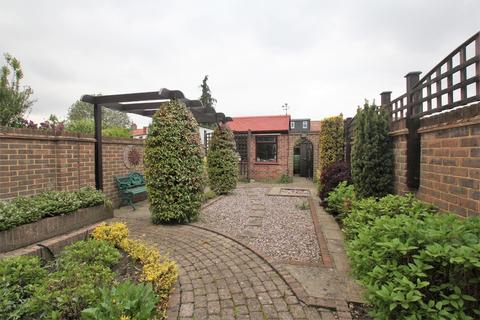 211 Manor Way, Mitcham, CR4 1EN