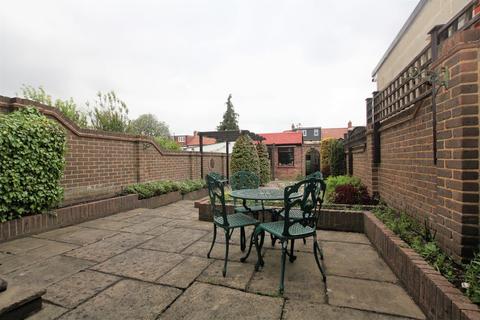 211 Manor Way, Mitcham, CR4 1EN