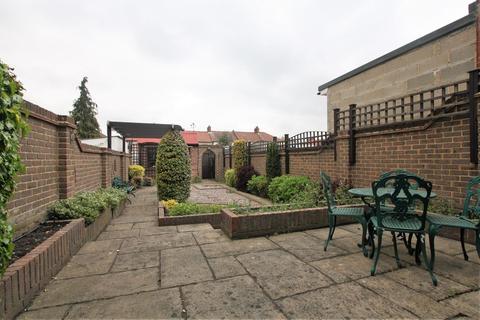 211 Manor Way, Mitcham, CR4 1EN