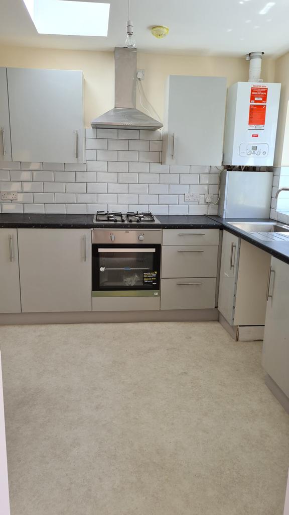 Green Street, Forest Gate, E7 8LE 3 bed flat £1,650 pcm (£381 pw)