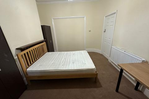 1 bedroom in a house share to rent, London E15