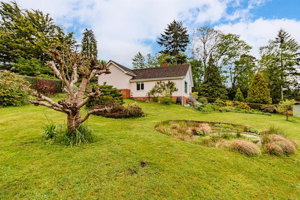 The Glen, Pamber Heath, Tadley 3 bed detached bungalow £650,000