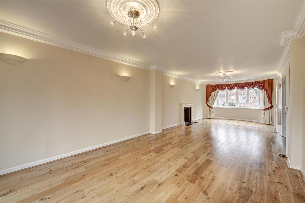 HENDON AVENUE, FINCHLEY, N3 4 bed detached house £5,200 pcm (£1,200 pw)