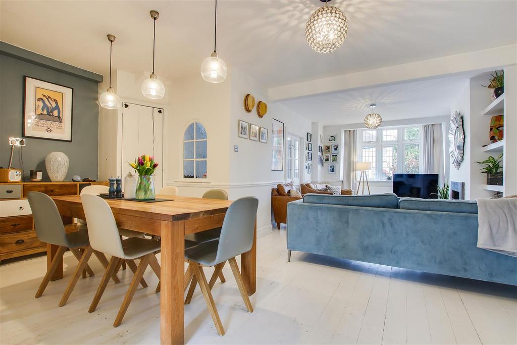Hillside Crescent, Enfield 4 bed semidetached house £750,000