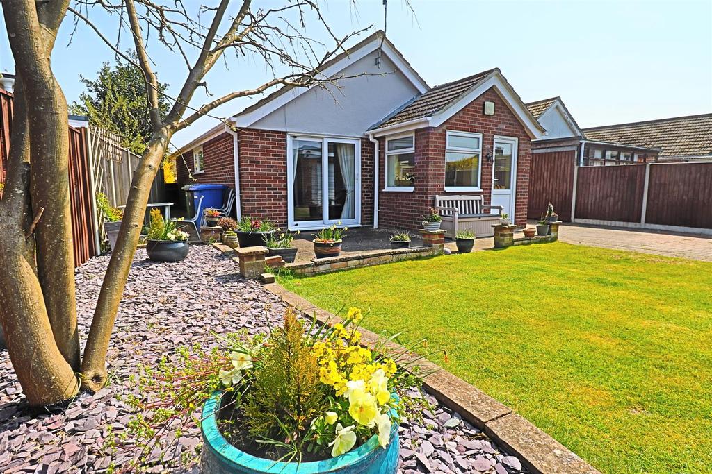 Witney Green, Lowestoft 2 bed detached bungalow £300,000