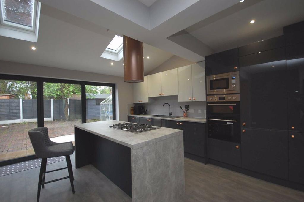 83, Broad Lane, Finchfield, Wolverhampton, WV3 3 bed semidetached
