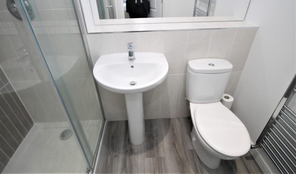 En suite to bedroom two