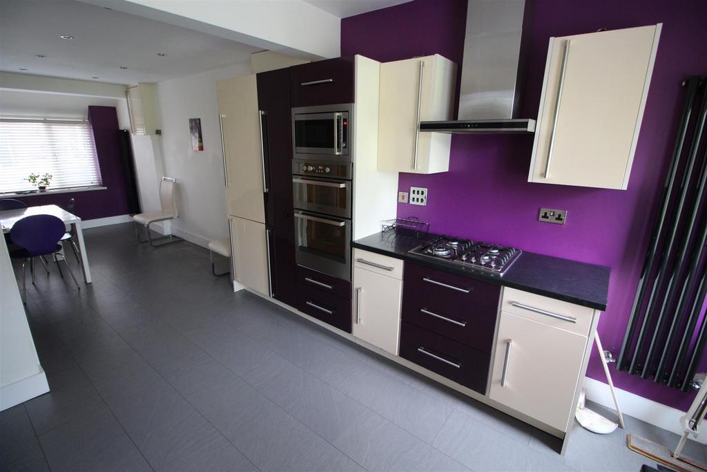 Open Plan Kitchen with Dining Room