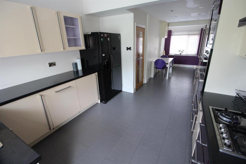 Open Plan Kitchen with Dining Room